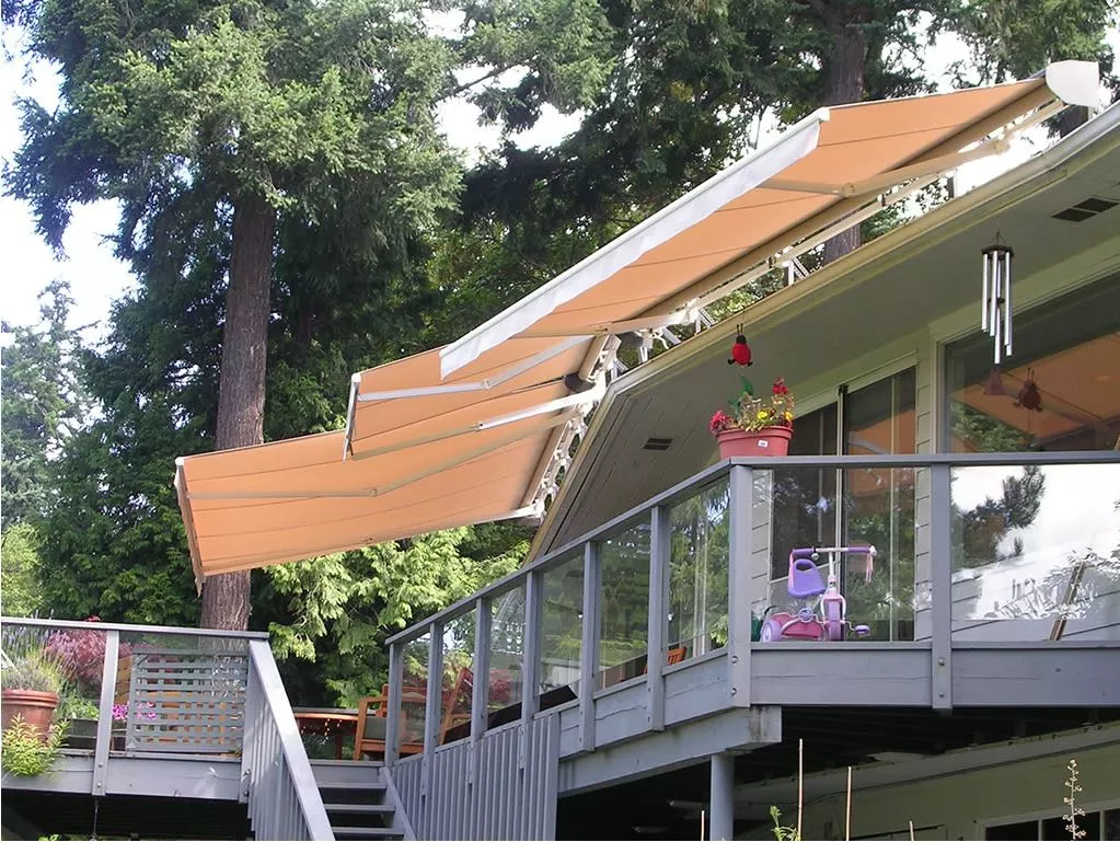 Roof-mounted Retractable Awning
