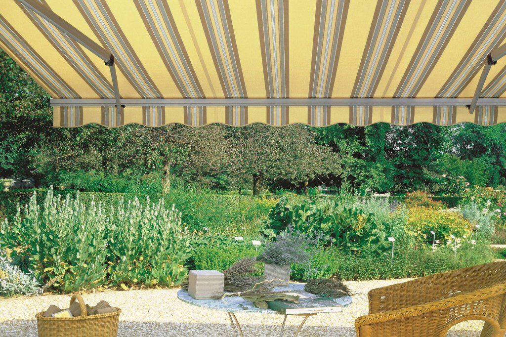 retractable awning manufacturers