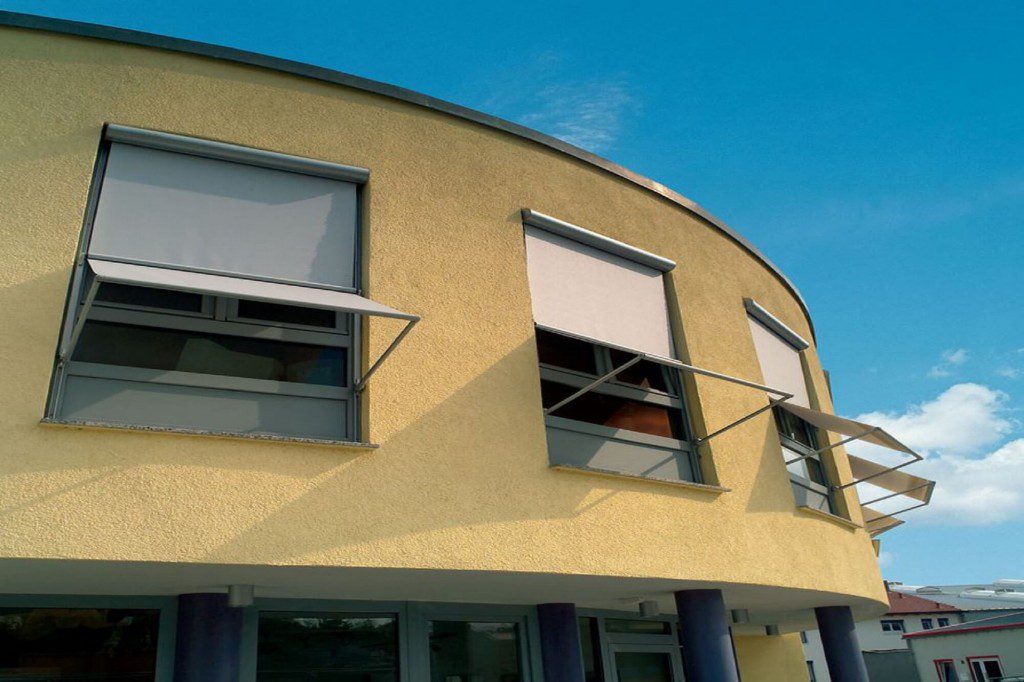RETRACTABLE AWNING WITH DROP SCREEN